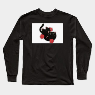 Gato negro jugando con rosas Long Sleeve T-Shirt